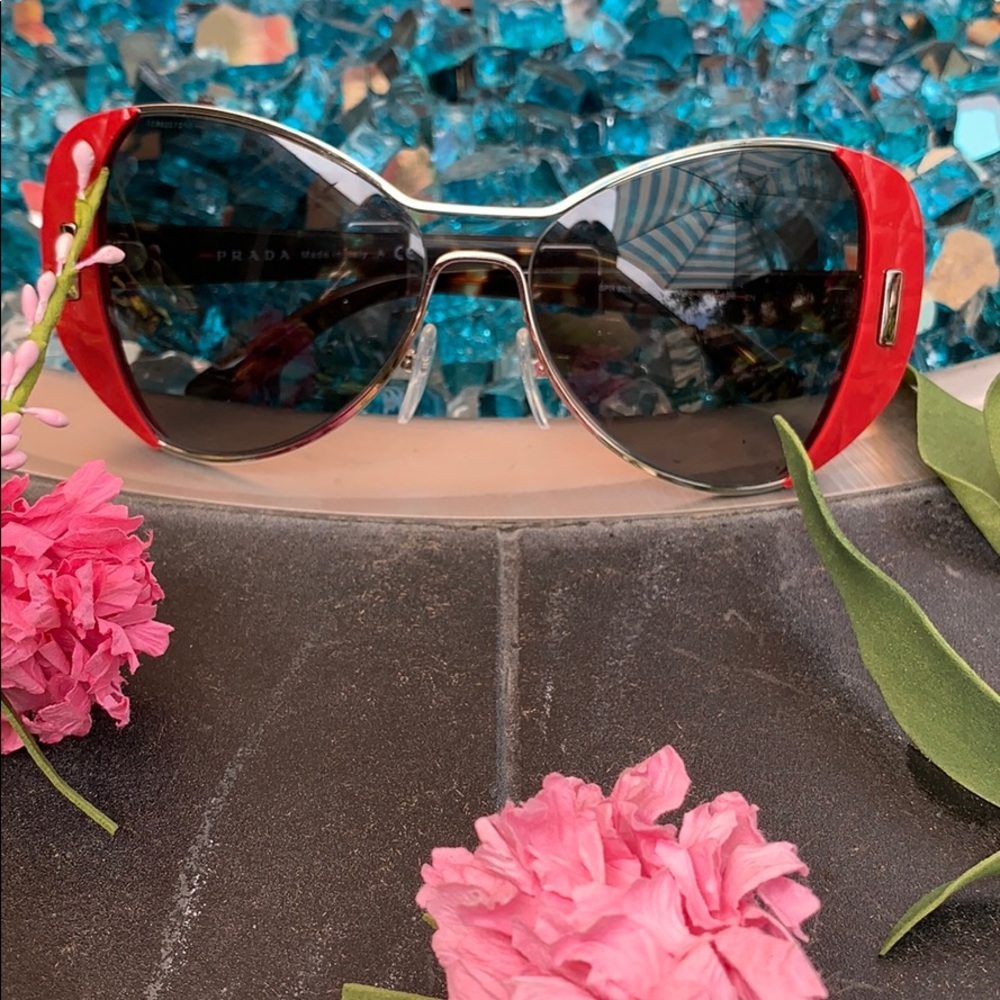 Prada sunglasses worn twice no scratches